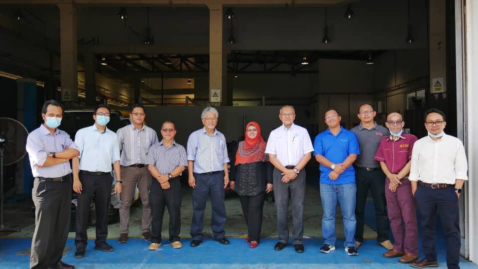 UTM researchers with CEO Malaysian Green Technology & Climate Change Centre and delegates 