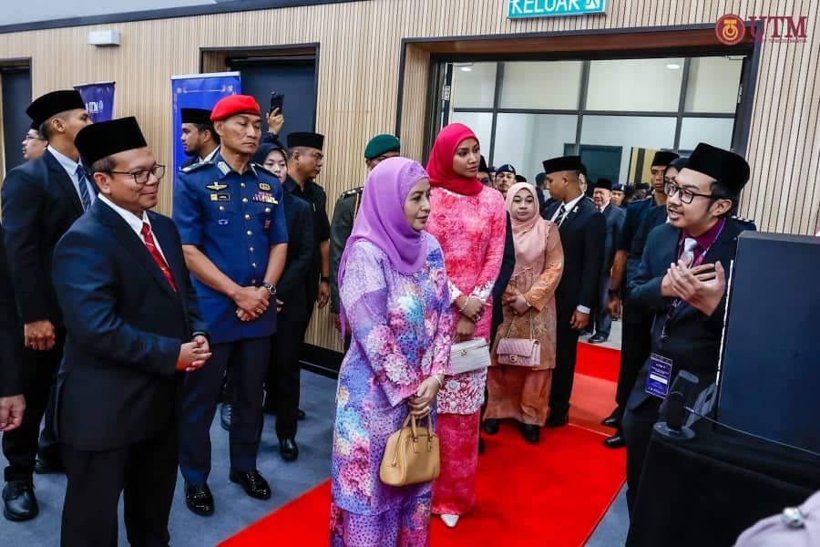 Showcasing Voice Cloned Hologram Avatar to Her Majesty at the Forum Intelektual Diraja 2025