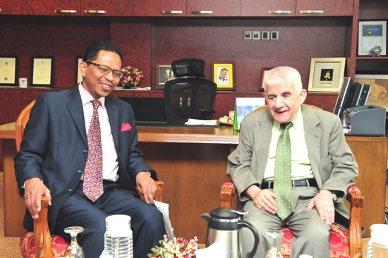 Professor from University Temple, USA visit to UTM